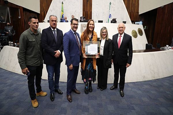 Maior campeã da história do MMA mundial, Cris Cyborg é homenageada pelo Legislativo