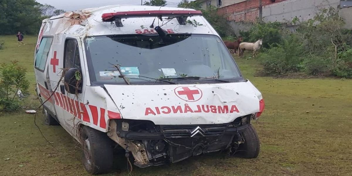 Falsa ambulância carregada com cigarros contrabandeados é apreendida em Campo Largo