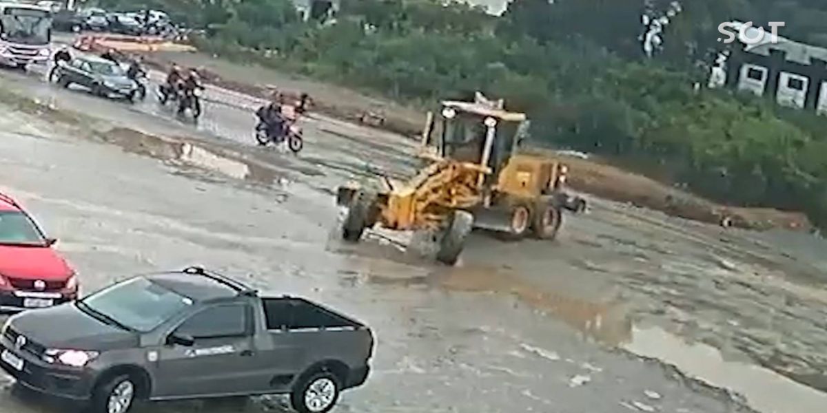 Passageira de moto morre esmagada por uma patrola na Rodovia dos Minérios em Curitiba