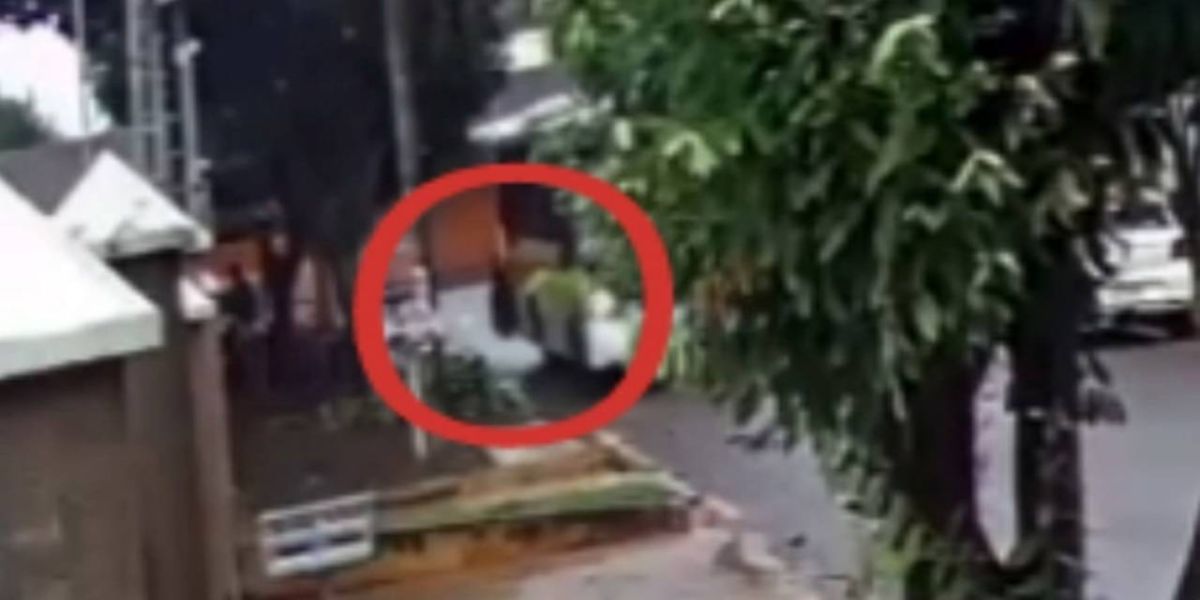 Adolescente fica ferido ao cair de ônibus escolar em movimento