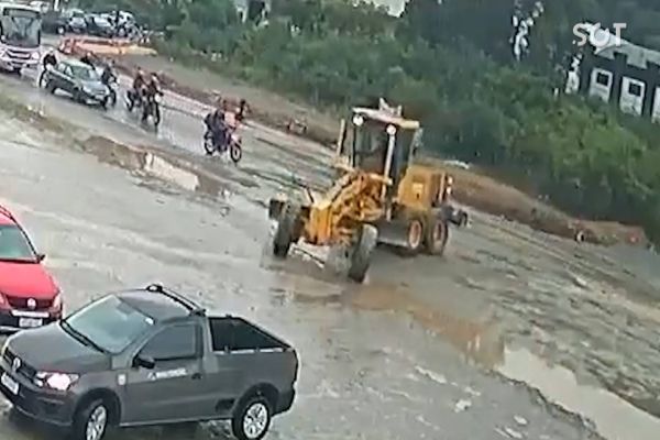 Imagem referente a notícia: Passageira de moto morre esmagada por uma patrola na Rodovia dos Minérios em Curitiba