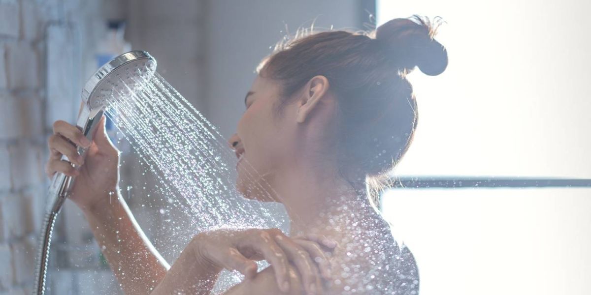 Banho quente aquece a alma e o corpo, mas é inimigo da pele