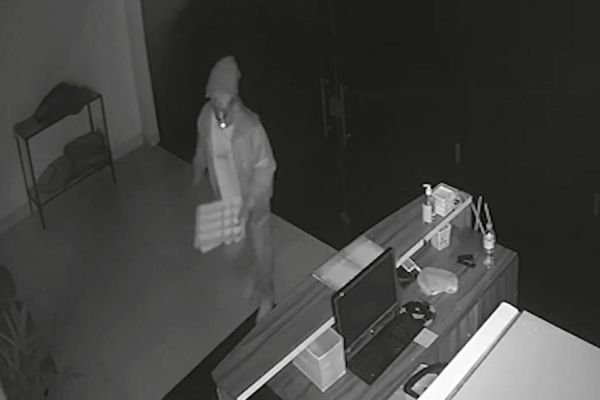 Imagem referente a notícia: Pizzaria é arrombada e meliantes deixam prejuízo de mais de 2 mil reais no Bairro Interlagos