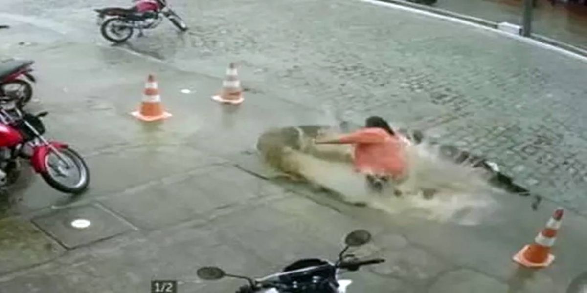 Mulher é "engolida" por buraco enquanto caminhava em rua de Cascavel, no Ceará; Veja o vídeo