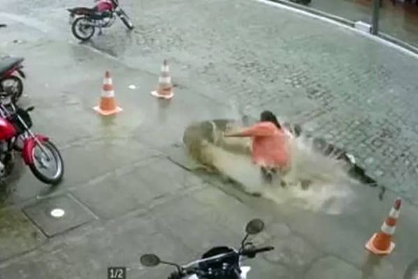 Imagem referente a notícia: Mulher é "engolida" por buraco enquanto caminhava em rua de Cascavel, no Ceará; Veja o vídeo