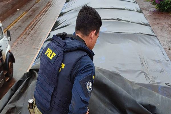 PRF apreende quase meio milhão de maços de cigarros contrabandeados no Paraná