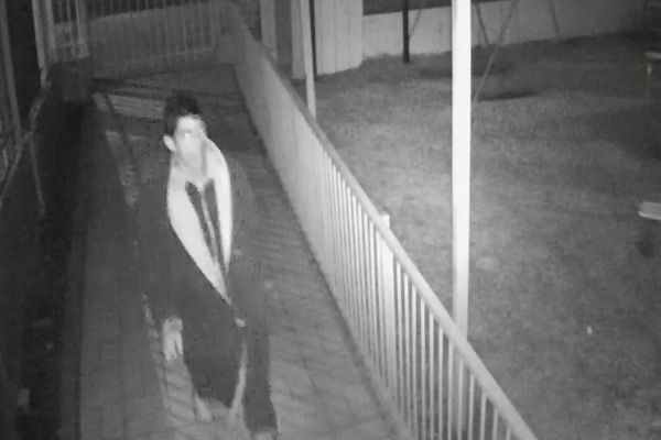 Imagem referente a notícia: Homem é flagrado por câmeras de segurança durante ação no Cmei Mundo Encantado, no Bairro Neva