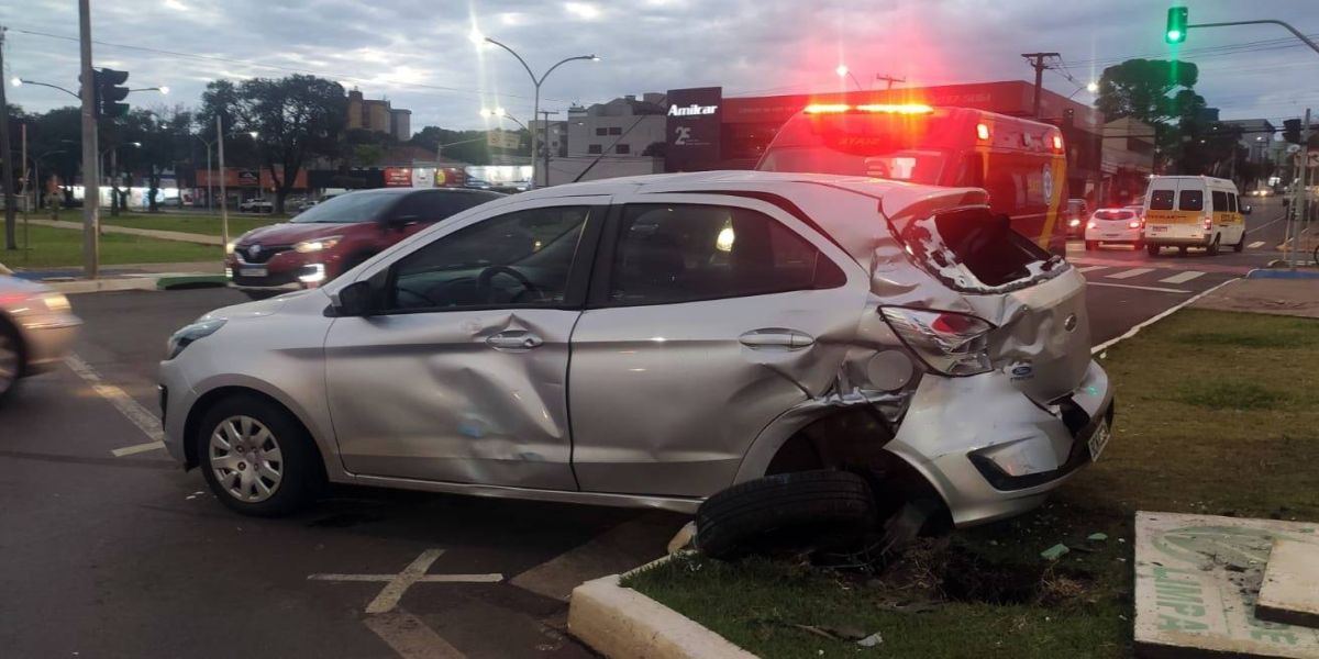 Duas pessoas ficaram feridas após colisão na Avenida Brasil no Bairro São Cristóvão