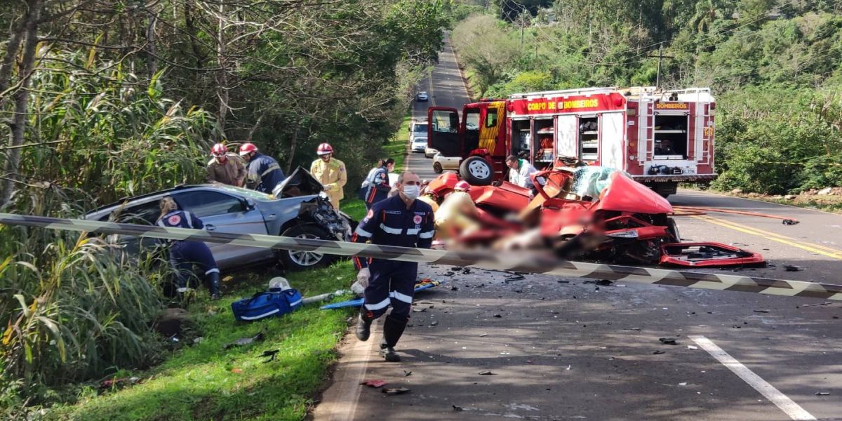 Carro parte ao meio em violenta colisão na PR-566 e deixa dois mortos