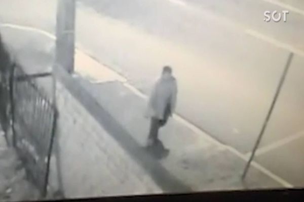 Imagem referente a notícia: Homem é encontrado morto em via pública; Câmera de segurança registra os últimos momentos em vida