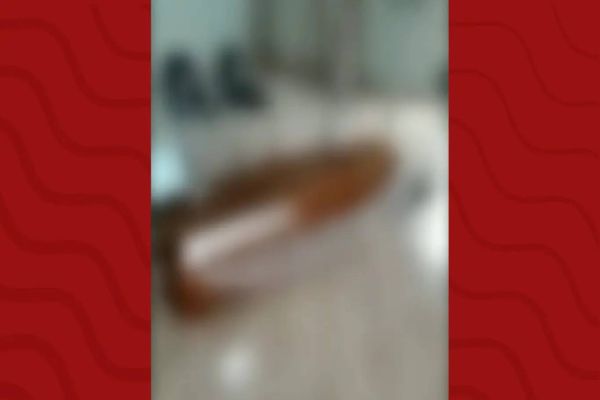 Imagem referente a notícia: Polícia interrompe velório e leva corpo de homem para o IML em Ivaiporã, no Paraná