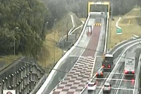 Caminhão erra área de escape na BR-376 e quase tem fim trágico; Veja o vídeo