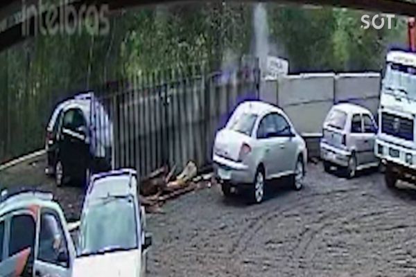 Imagem referente a notícia: Gol parte ao meio: Câmera de segurança registra violenta colisão na PR-566 no sudoeste do Paraná