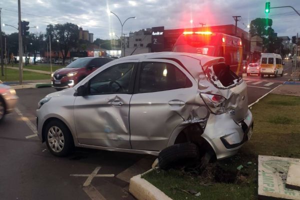 Imagem referente a notícia: Duas pessoas ficaram feridas após colisão na Avenida Brasil no Bairro São Cristóvão