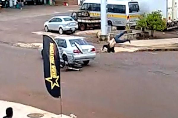 Imagem referente a notícia: Motociclista é arremessado por cima de veículo após forte colisão no Jardim Alvorada em Cascavel