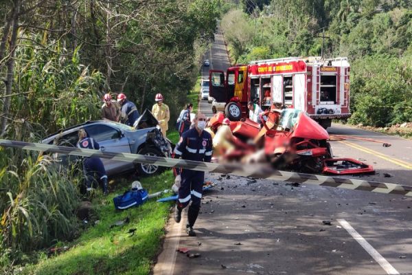 Imagem referente a notícia: Carro parte ao meio em violenta colisão na PR-566 e deixa dois mortos