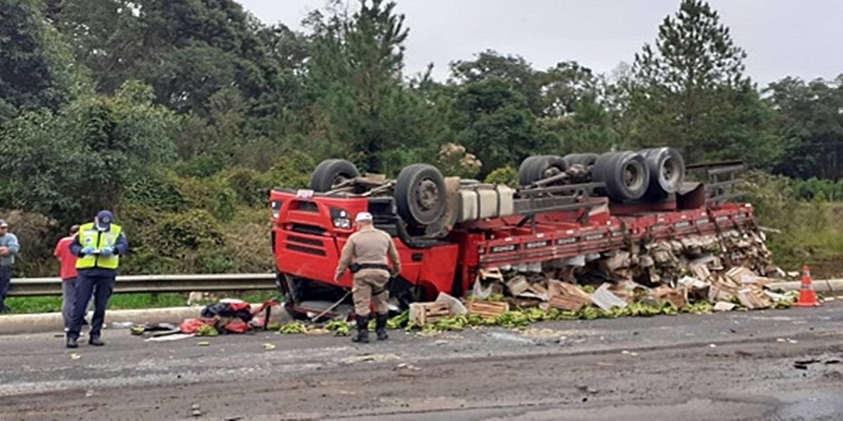 Caminhão capota na rodovia BR-280 e fica com as rodas para cima