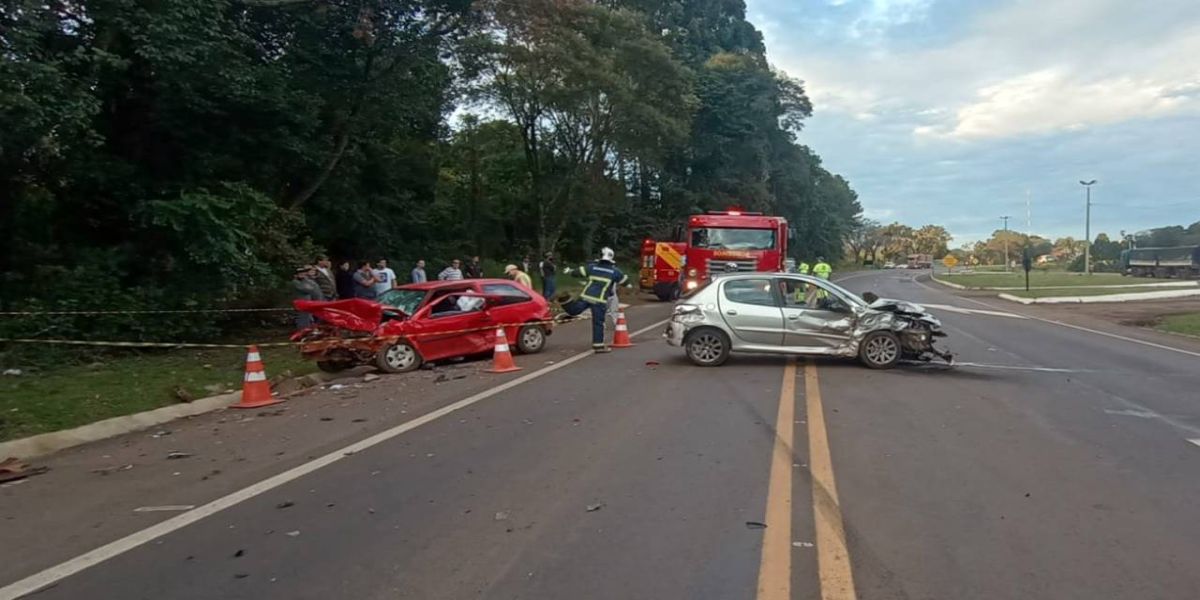 Quatro pessoas ficam feridas após forte colisão na BR-277 em Laranjeiras do Sul