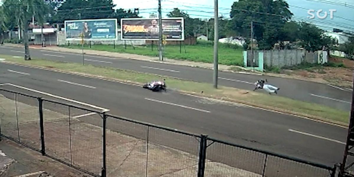 Motociclista fica gravemente ferido após queda na Av. Brasil; Câmeras flagram o acidente