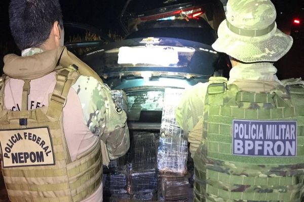 Imagem referente a notícia: BPFRON e Polícia Federal apreendem mais de uma tonelada de droga em Francisco Alves