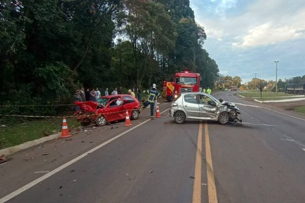 Quatro pessoas ficam feridas após forte colisão na BR-277 em Laranjeiras do Sul