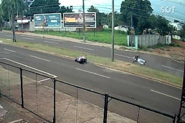 Imagem referente a notícia: Motociclista fica gravemente ferido após queda na Av. Brasil; Câmeras flagram o acidente