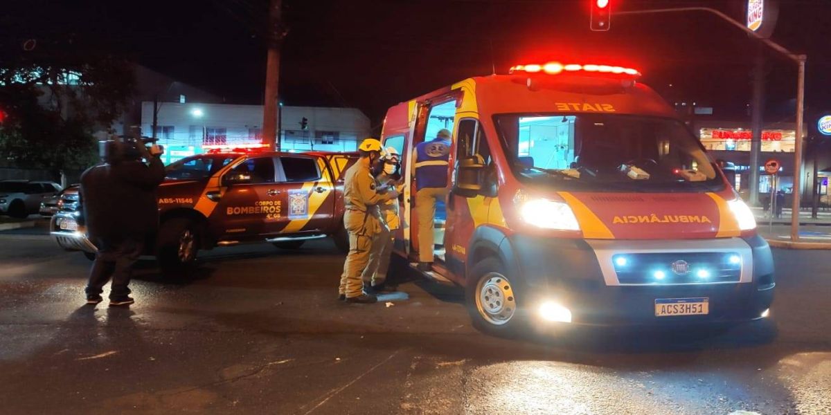 Motociclista fica em estado grave após forte colisão na Avenida Brasil