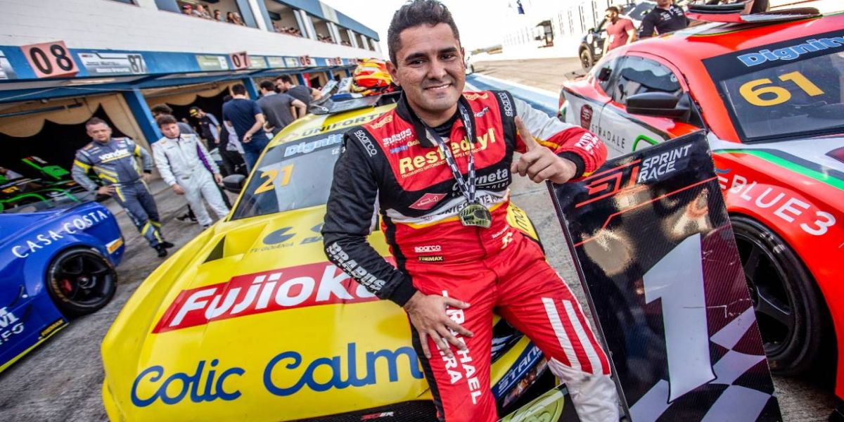 GT Sprint Race: Rapha Teixeira supera dores e faz festa da vitória em casa