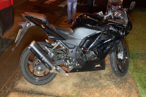 Colisão lateral entre carro e moto é registrada na Rua México