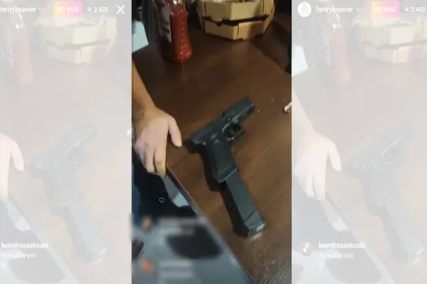 Foto relacionada a notícia: Radialista é feito refém com a família e obrigado a transmitir ao vivo pela internet; Veja a live