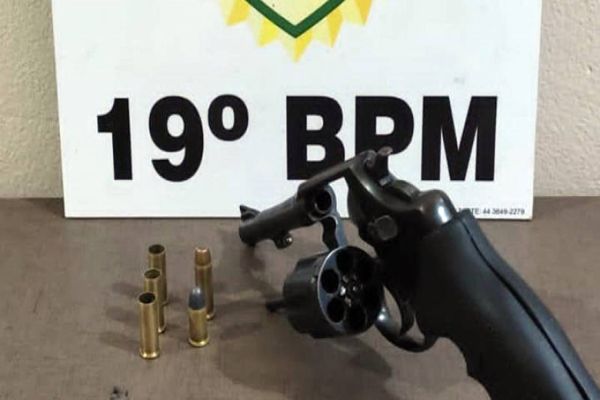 Mulher flagra marido com outro homem, efetua disparo de arma e caso termina na delegacia