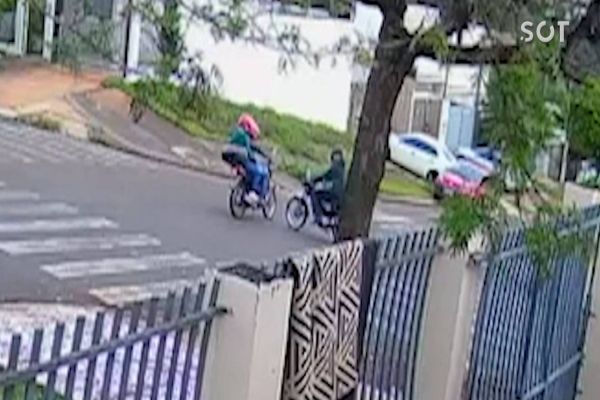 Imagem referente a notícia: Três pessoas ficam feridas após forte colisão entre motos no Bairro Periolo