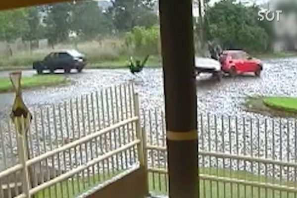 Imagem referente a notícia: Impressionante: Motociclista cai de pé após forte colisão de trânsito em Realeza