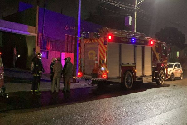 Imagem referente a notícia: Curto-circuito em painel de distribuição mobiliza Corpo de Bombeiros no Bairro Brasília