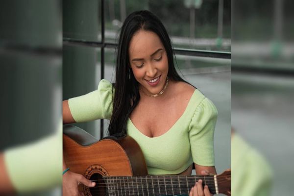 Cantora sertaneja morre atropelada por carro desgovernado