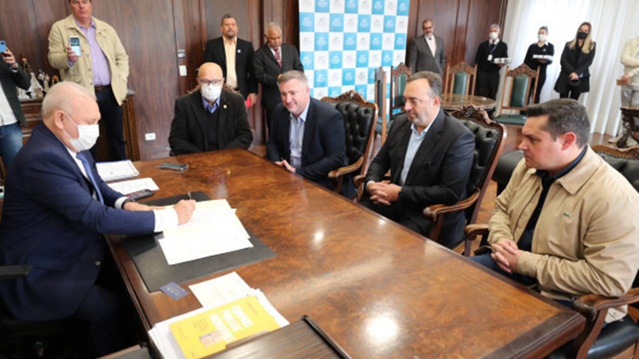 Presidente da Assembleia cumpre decisão do STF e deputados são reconduzidos ao cargo