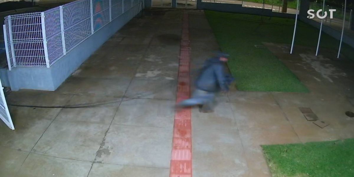 Homem furta fiação do Cmei Sueli Cozzer em Cascavel; O fato foi registrado por Câmeras de Segurança