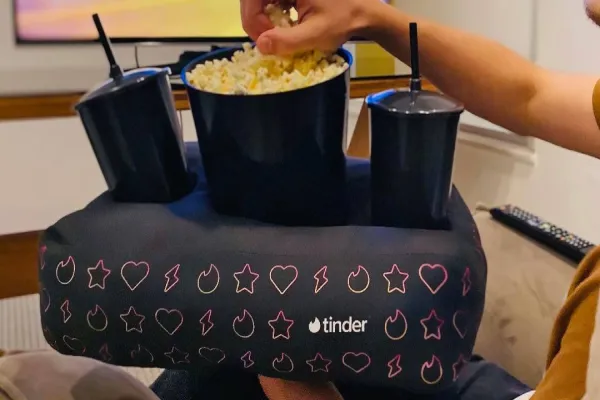 Foto relacionada a notícia: Deu Match: clientes pagam apenas R$ 30 em kit pipoca e voucher do Tinder Gold