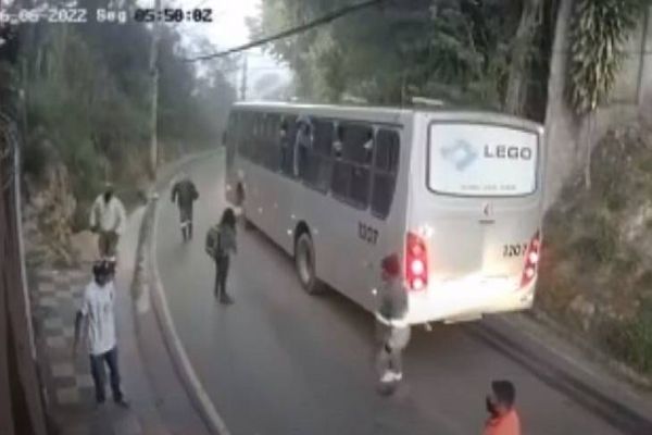 Imagem referente a notícia: Homem tenta assaltar mulher e é agredido por passageiros que viram crime em ônibus; Veja o Vídeo