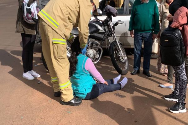 Imagem referente a notícia: Motociclista fica ferida em colisão de trânsito na Avenida Papagaios em Cascavel
