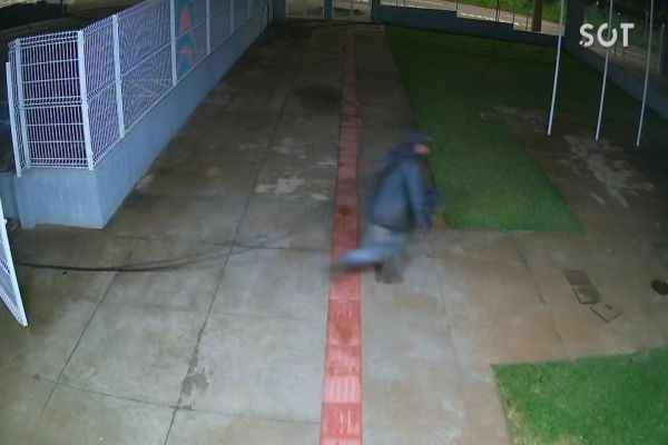 Imagem referente a notícia: Homem furta fiação do Cmei Sueli Cozzer em Cascavel; O fato foi registrado por Câmeras de Segurança