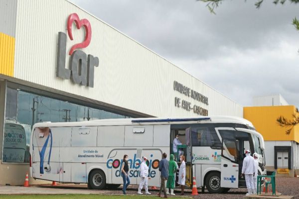 Comboio da Saúde vacina trabalhadores de cooperativa em Cascavel