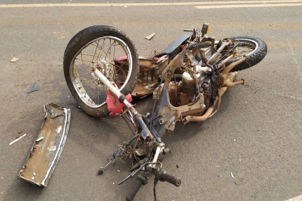 Duas pessoas feridas em acidente de moto na PR-493 em Itapejara