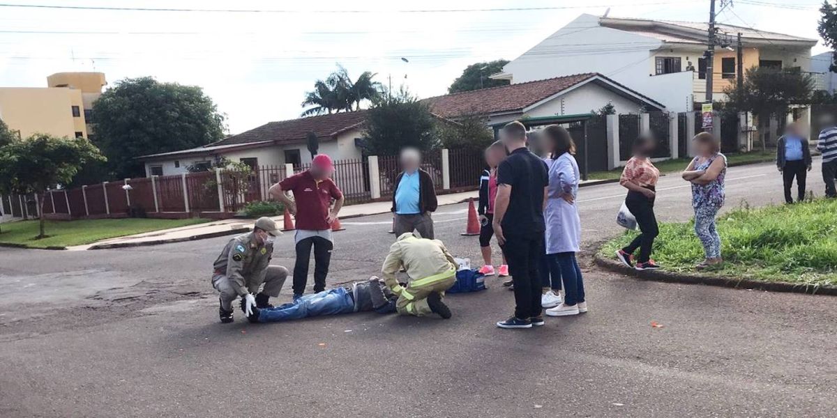 Motociclista fica ferido após colidir em caminhão na Rua Paraná no Bairro Coqueiral