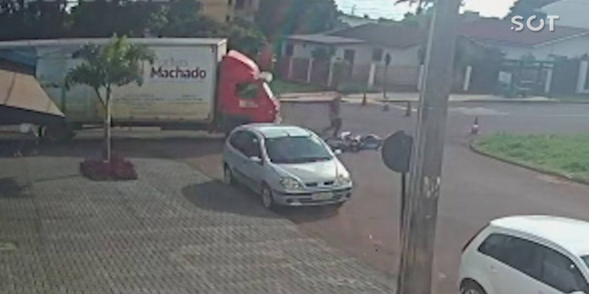 Câmera de segurança registra colisão entre caminhão e moto na Rua Paraná no Bairro Coqueiral