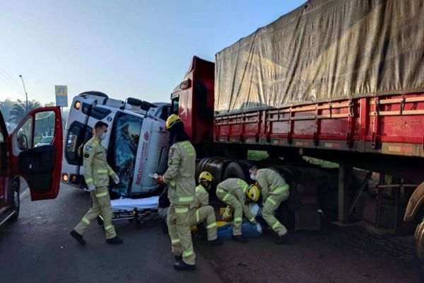 Imagem referente a notícia: Grave acidente de trânsito envolvendo duas carretas é registrado na BR-163 no trecho Marechal Rondon