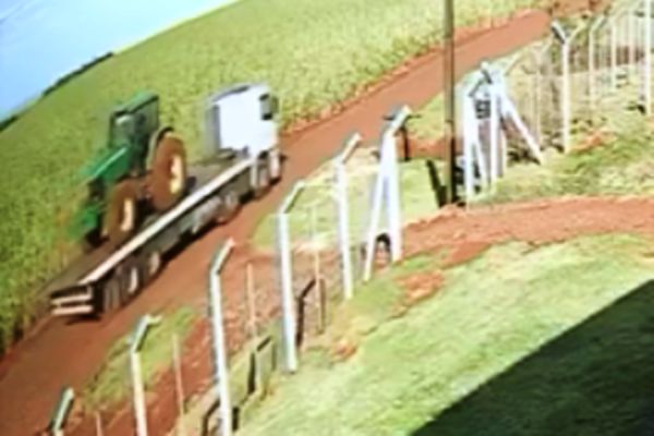 Imagem referente a notícia: Audácia: Tratores são furtados em Juranda; Câmera de segurança registra veiculos sendo carregados