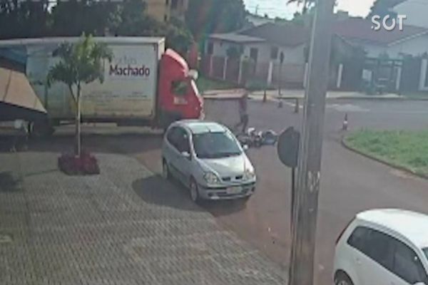 Imagem referente a notícia: Câmera de segurança registra colisão entre caminhão e moto na Rua Paraná no Bairro Coqueiral