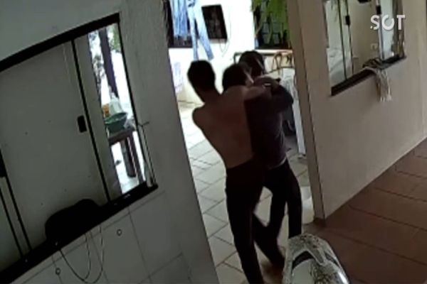 Imagem referente a notícia: Novas Imagens: Câmera de segurança registra Nelci Terezinha, momentos antes de ser esfaqueada