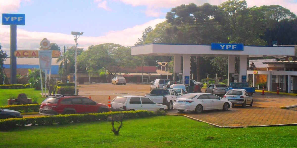 Brasileiros pagarão mais caro ao abastecer na argentina; Estatal define valor diferente